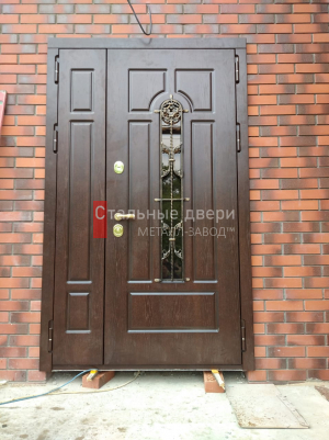 Тёмная дверь с дополнительными уплотнителями и ручками в классическом стиле - фото №113